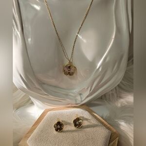 Gold Floral Clover Pendant Necklace and Earring Set